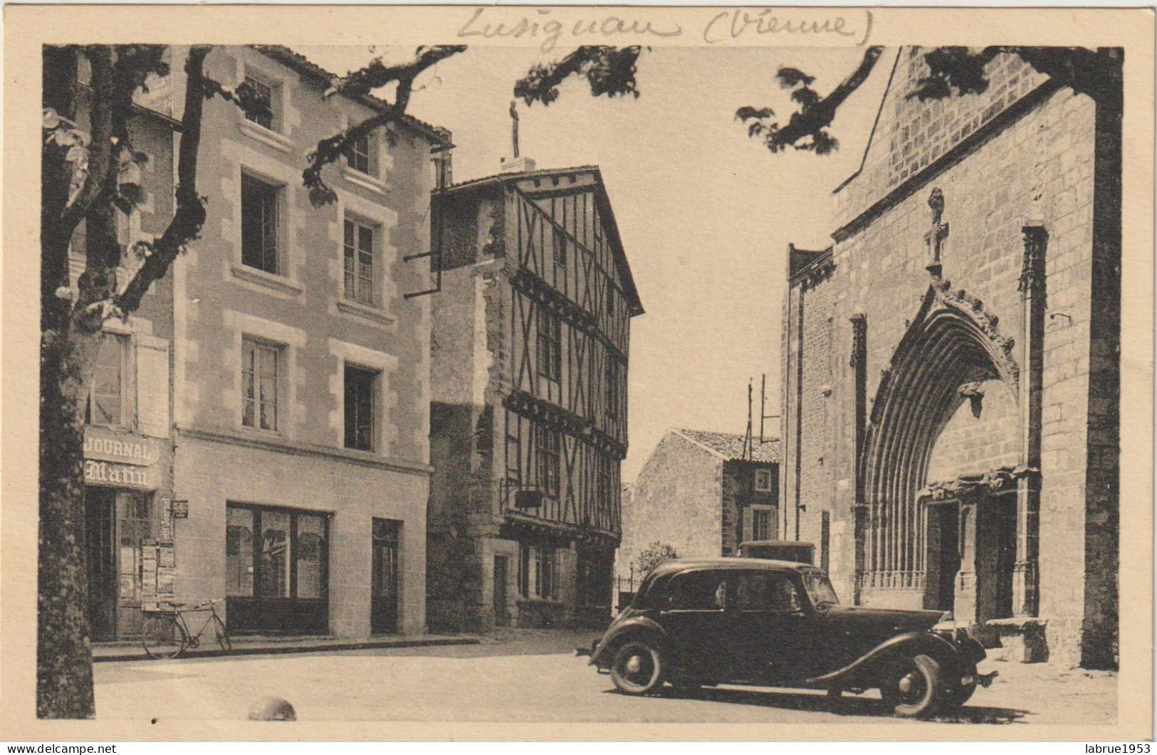 Lisignan-Plage - L'Eglise Et Vieille Maison De Bois -  Citroën Traction  - ( G.2011) - Lusignan