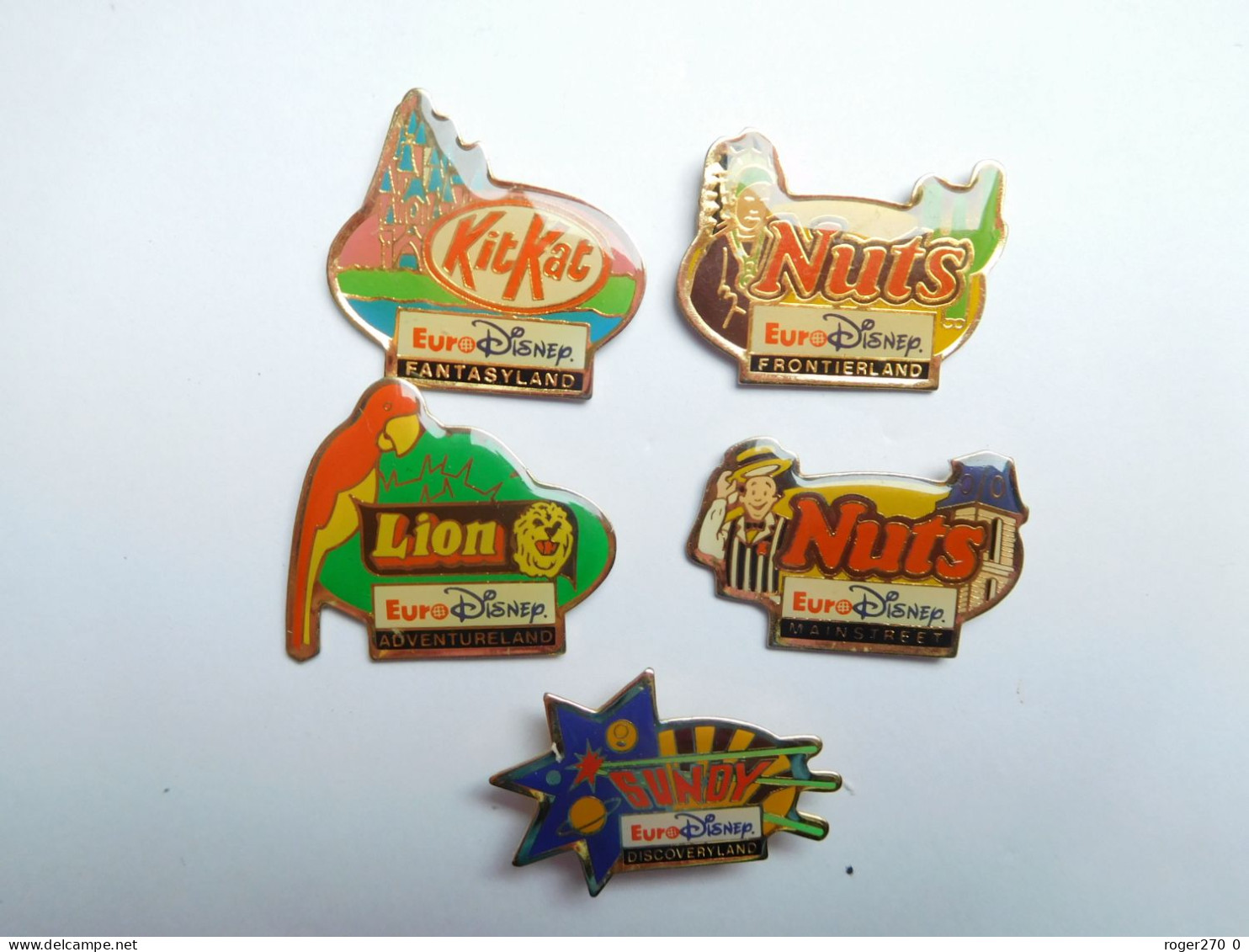 Belle Série De 5 Pin's , Disney , Marques KitKat , Lion , Nuts , Sundy , EuroDisney - Disney