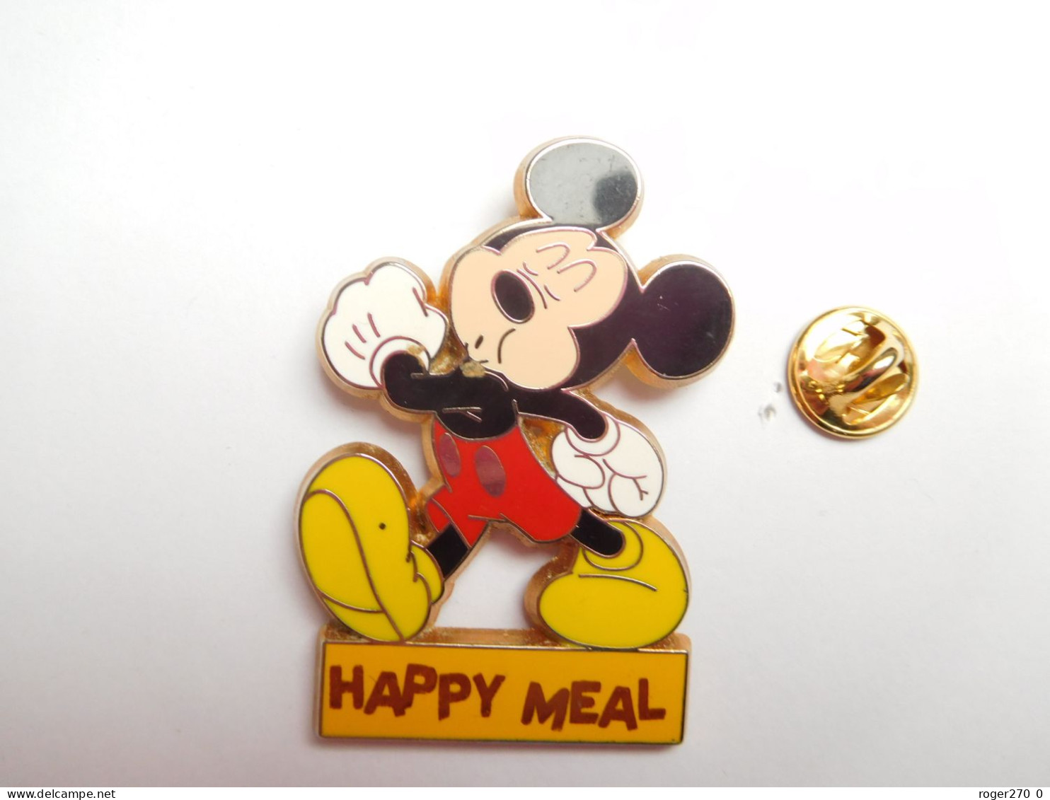 Beau Big Pin's En Zamac  , Disney , Mickey , Happy Meal , MC Donald's , ATTENTION : Pin's Légérement Décoloré - Disney