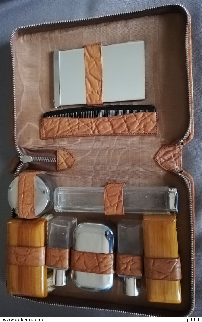 Trousse De Toilette De Voyage Avec Miroir, Peigne, Brosses, Flacons, Etc. (9 Pièces) - Toebehoren