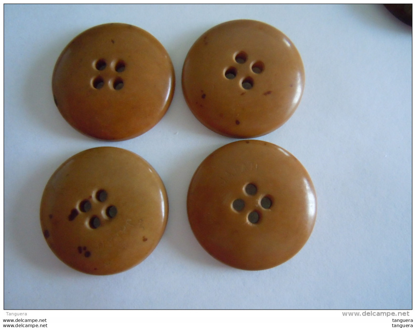 4  Knopen Bruin Caseïne 4 Boutons Marron 2,8 Cm - Buttons