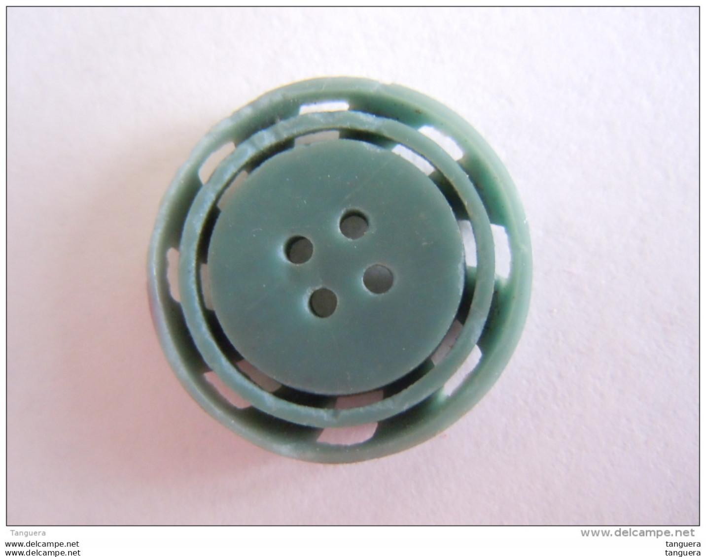 4 Vintage Verschillende Knopen Plastic 4 Boutons Differents 1,80  &amp; 2 &amp; 2,2 &amp; 2,3 Cm - Buttons