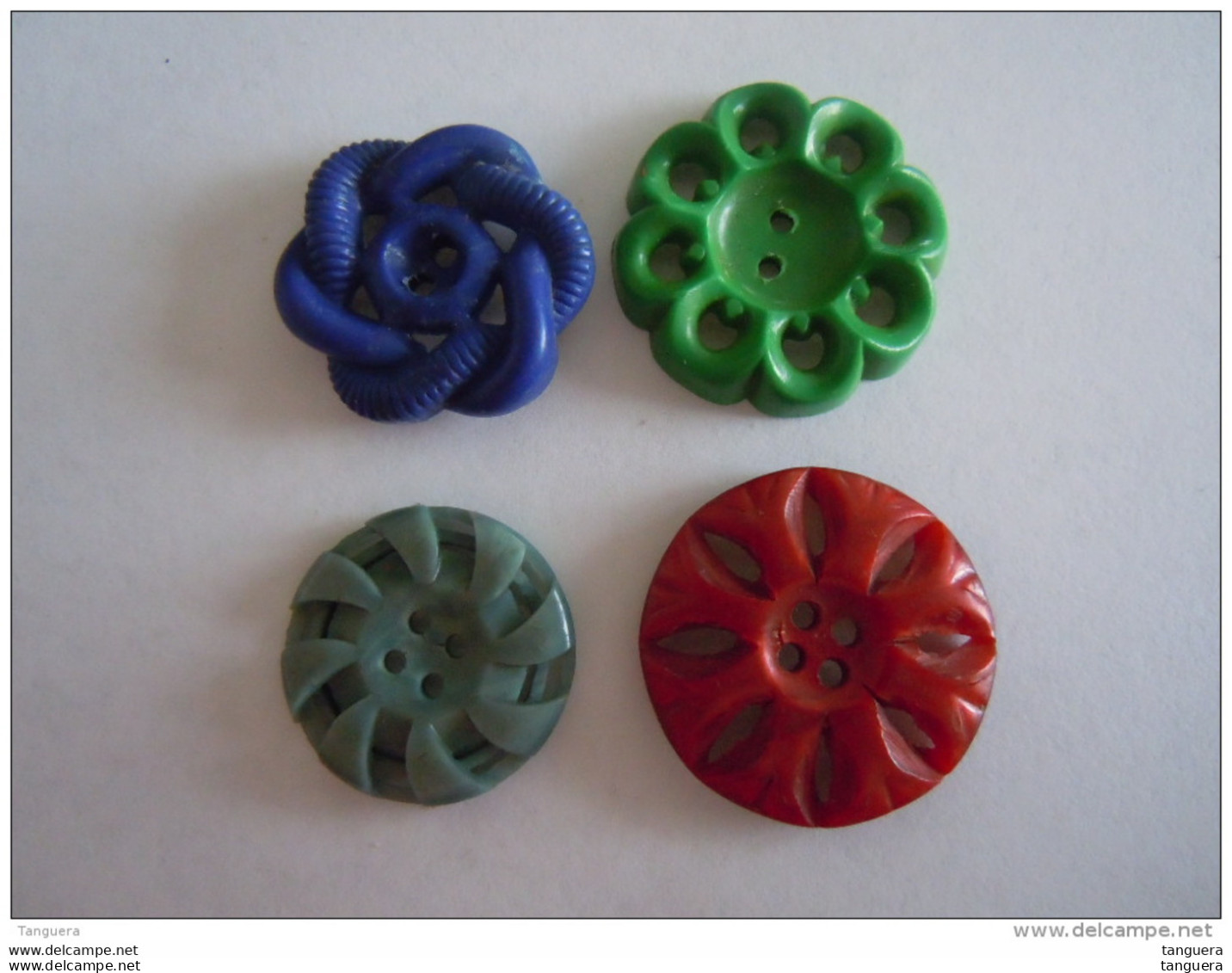 4 vintage verschillende knopen plastic 4 boutons differents 1,80  &amp; 2 &amp; 2,2 &amp; 2,3 cm