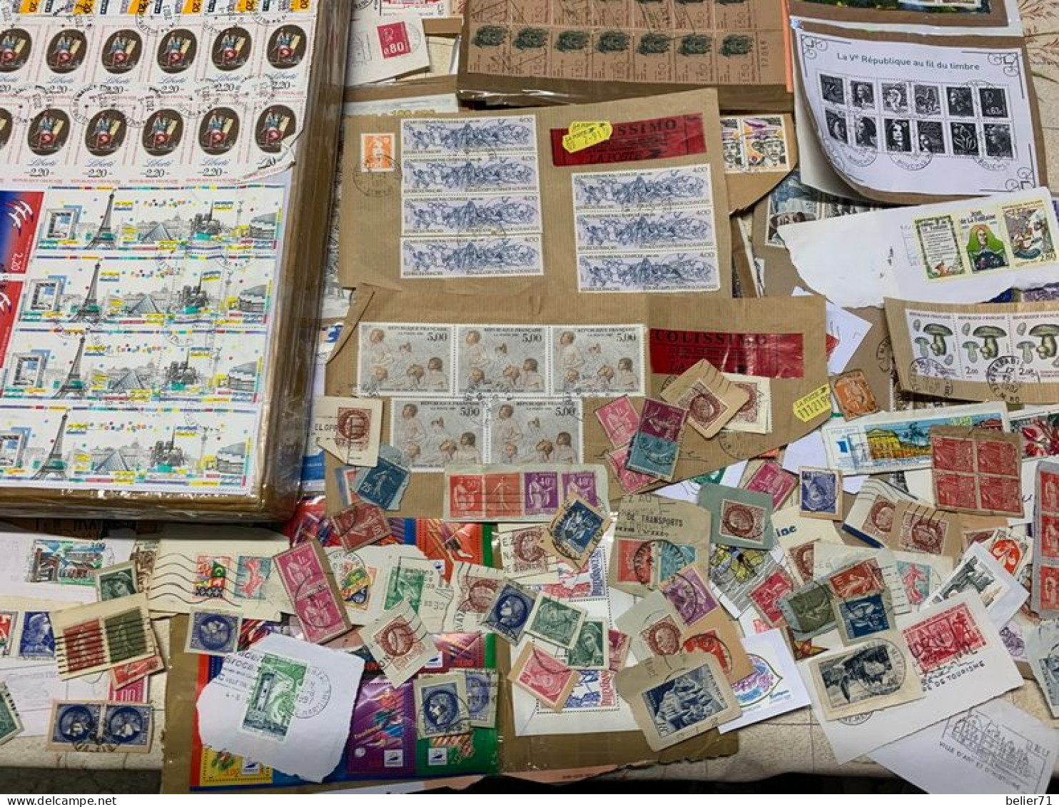 Vrac de timbres de France, toutes périodes décollés ou sur fragments