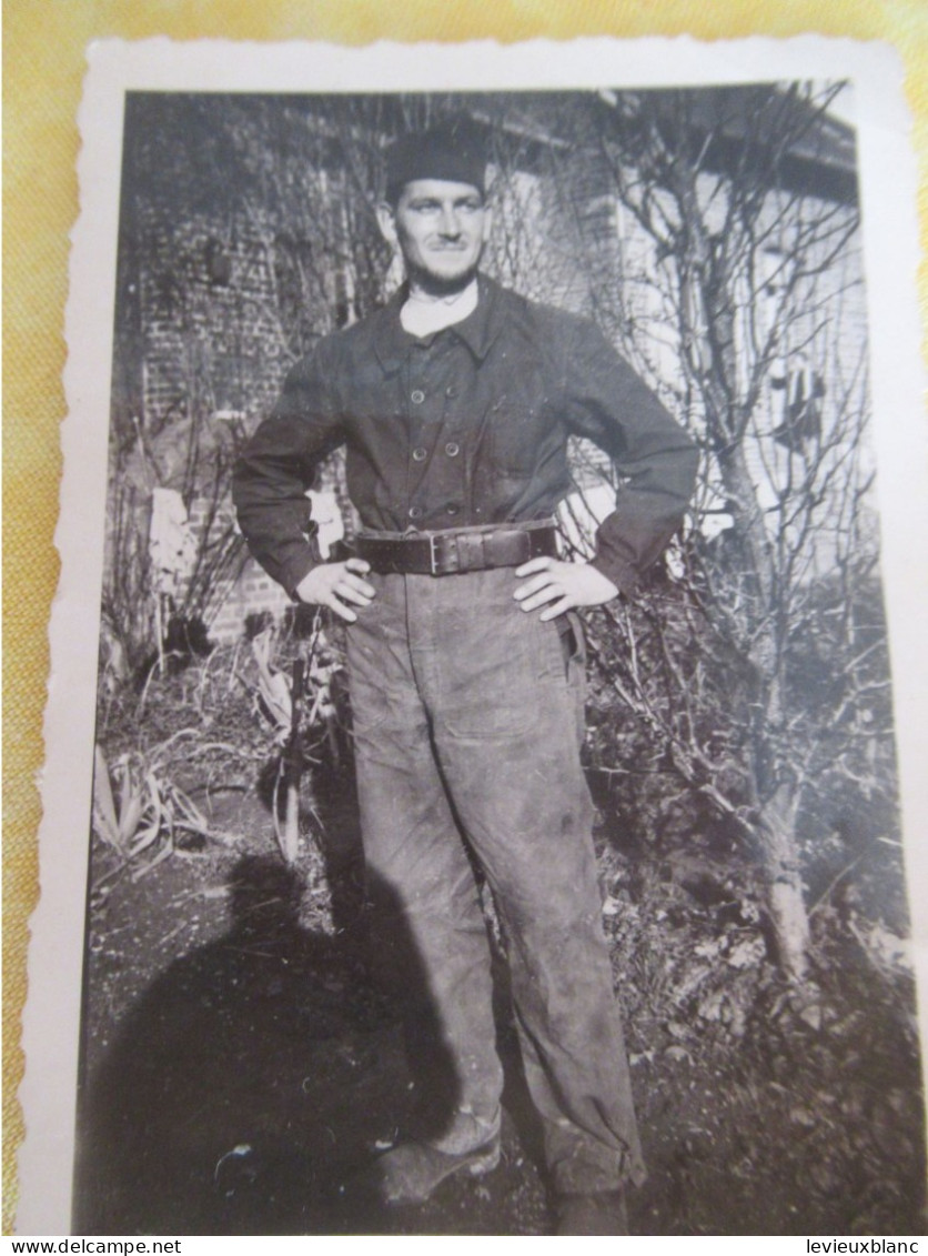 Photographie/ Occupation/ Homme En Pied Au Milieu D'un Jardin / Type Serbe ? / André BENOIT/ Daté 1940    PHOTN558 - Persons