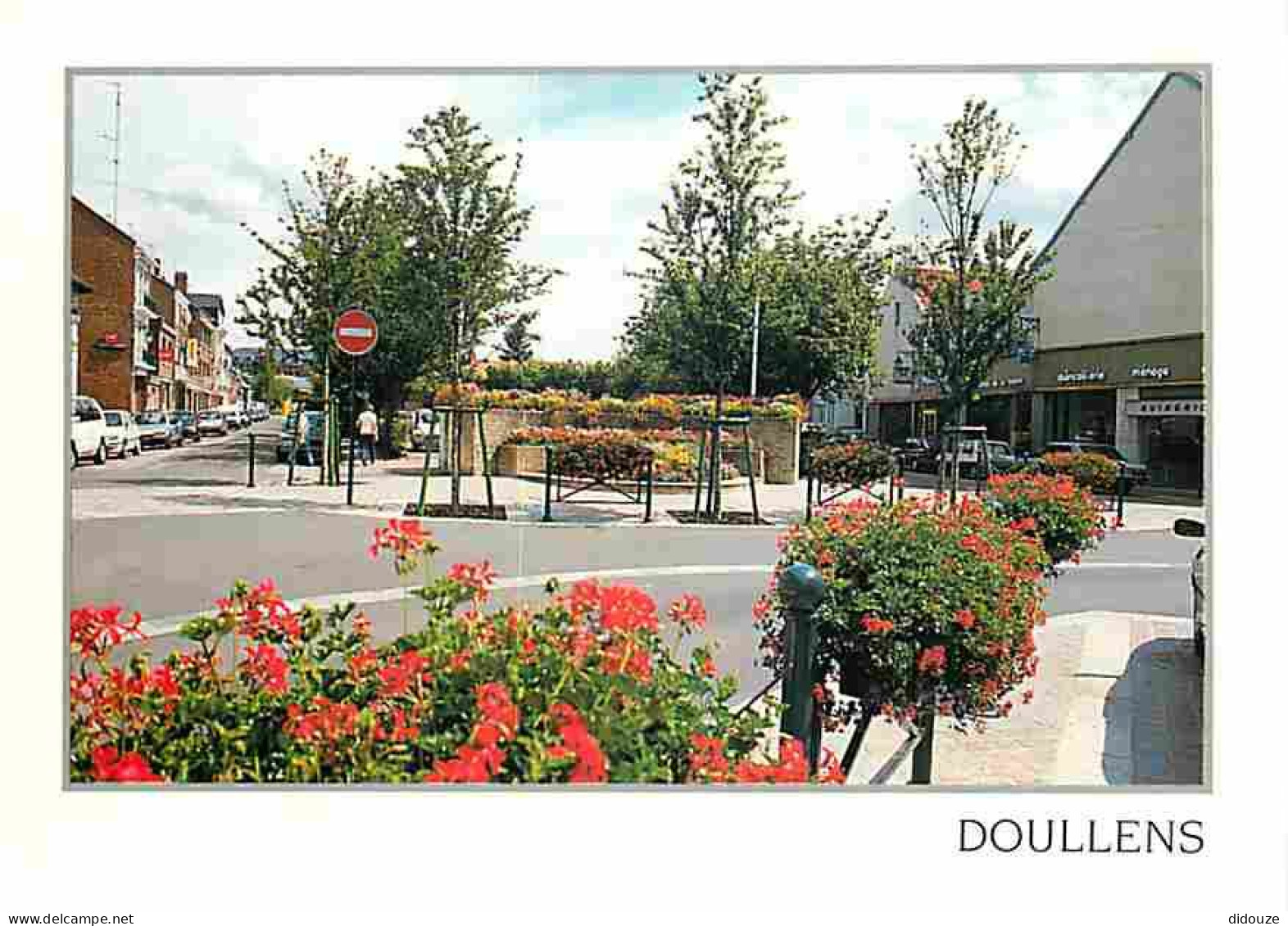 80 - Doullens - Un Carrefour Bien Fleun - Fleurs - Automobiles - Carte Neuve - CPM - Voir Scans Recto-Verso - Doullens