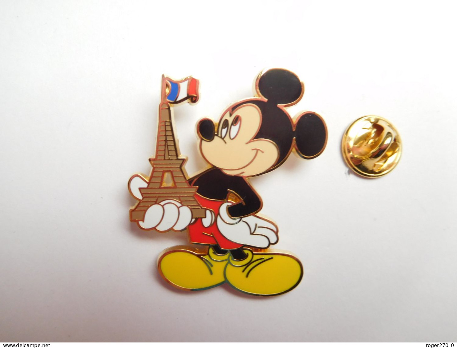 Superbe Pin's En Zamac , Disney , Mickey , Paris Tour Eiffel - Disney