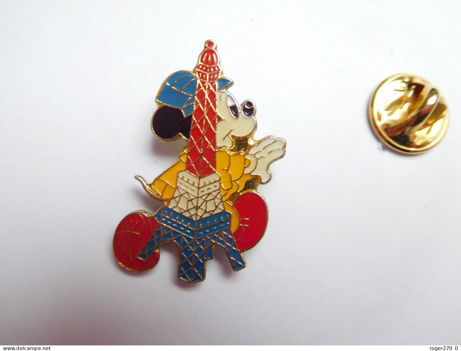 Beau Pin's , Disney  , Mickey , Tour Eiffel Paris , Signé Sharp LTD England - Disney