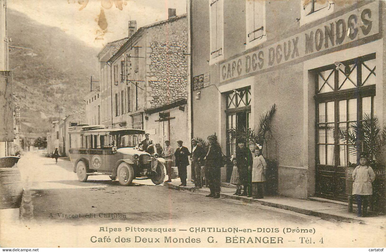 CHATILLON EN DIOIS . Café Des Deux Mondes .  ( CPA Animée Devant L'autobus ) . - Châtillon-en-Diois