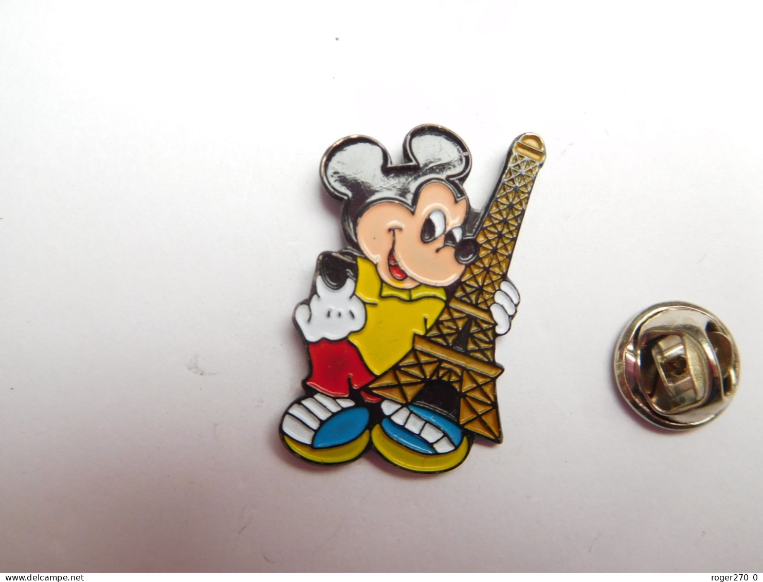 Beau Pin's En Relief , Disney  , Mickey , Tour Eiffel , Paris , Fond Noir - Disney