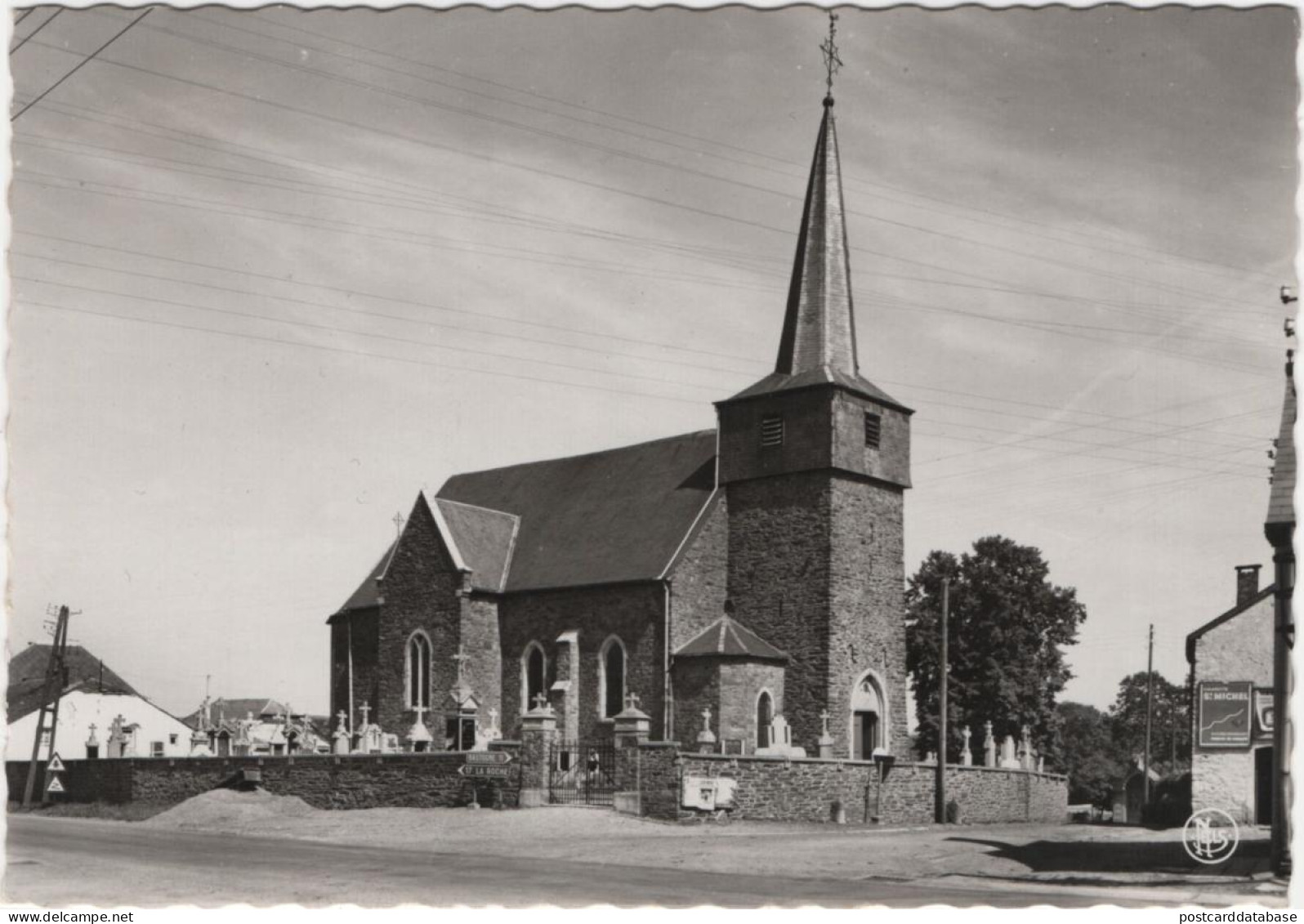 Bertogne - L'Eglise Et La Place - Bastogne