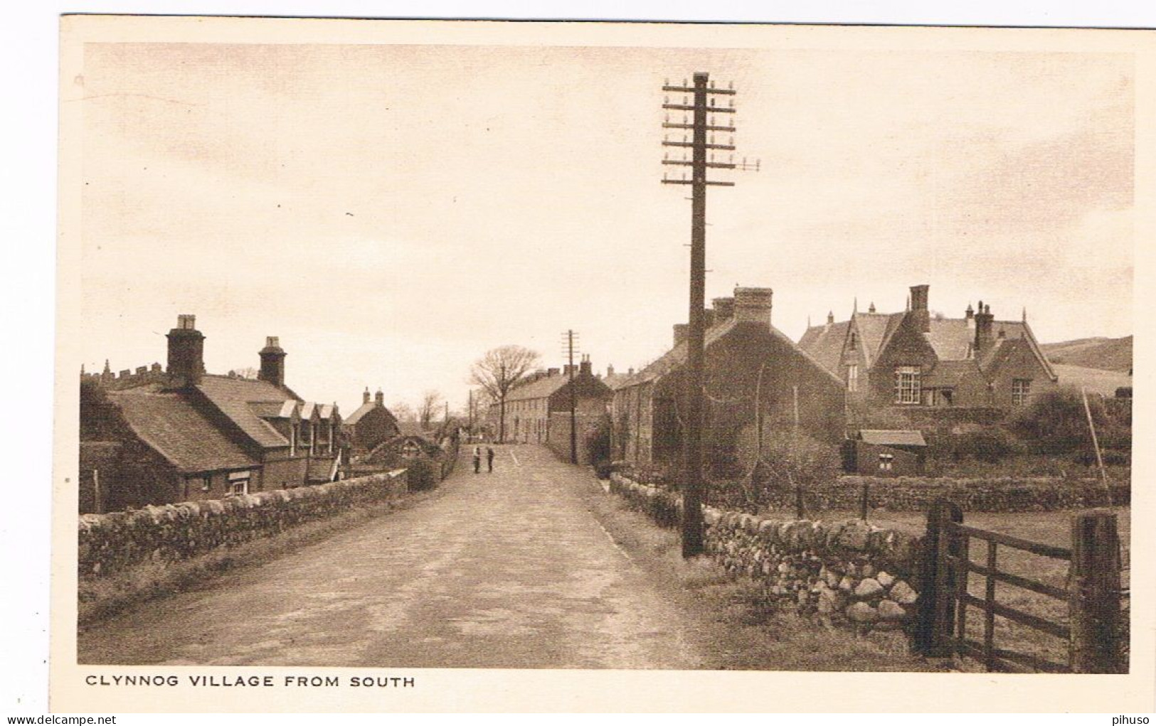 UK-4107  CLYNNOG : Village From South - Caernarvonshire