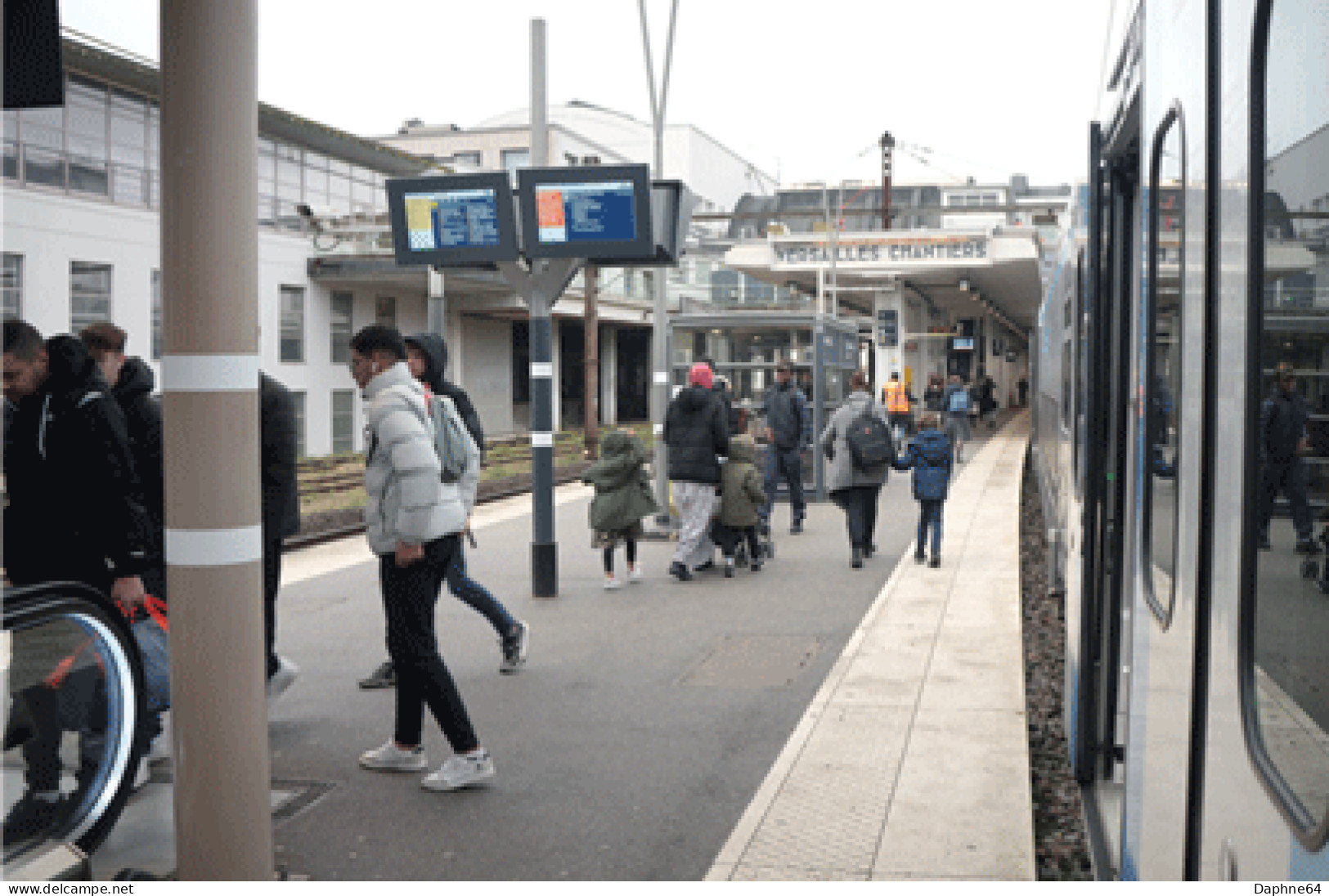 Versailles  - SNCF - La Gare Vue Du RER - 10305 Et 06 (2CP) - St. Cyr L'Ecole