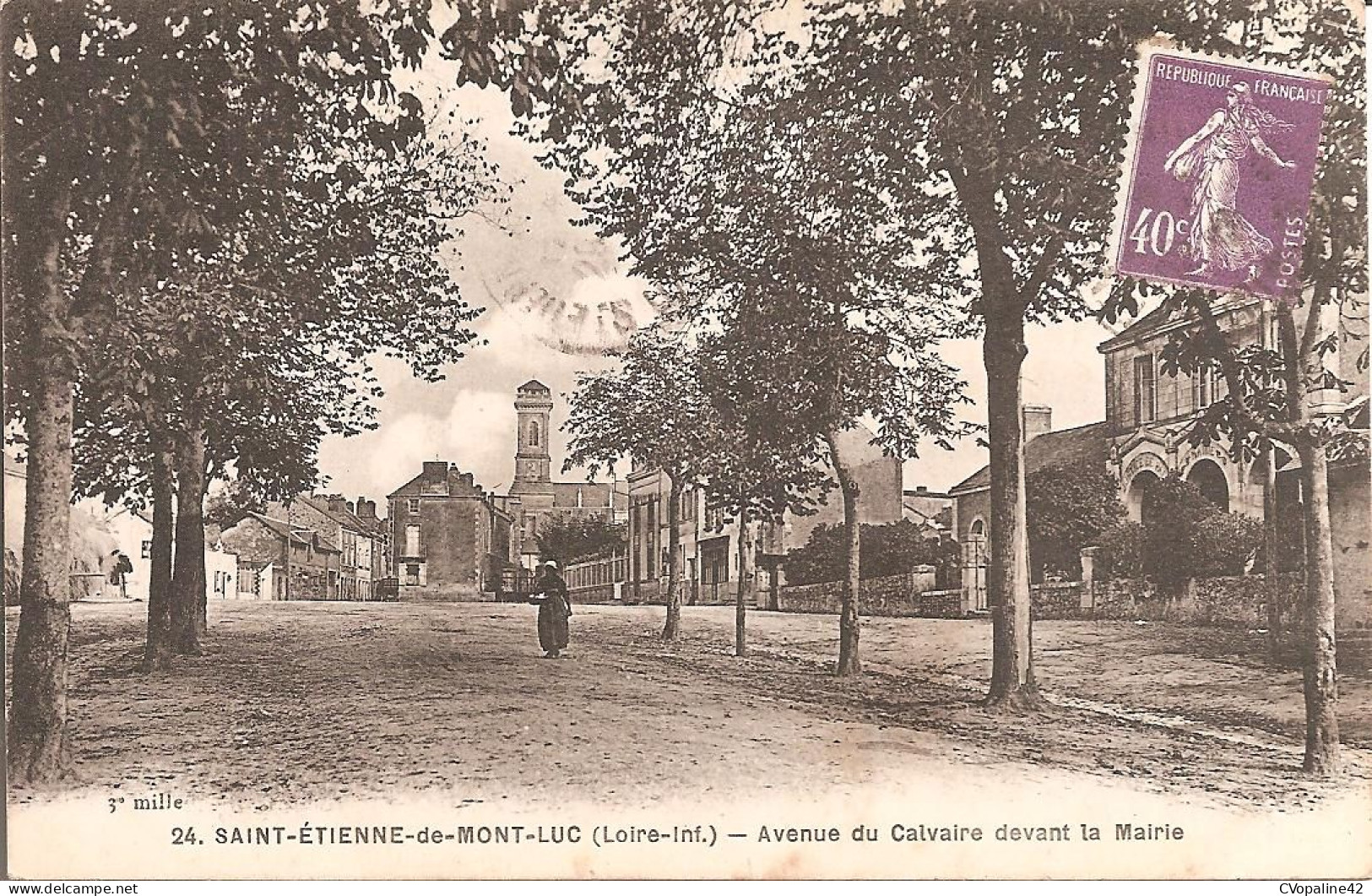 SAINT-ETIENNE-DE-MONT-LUC (44) Avenue Du Calvaire Devant La Mairie En 1928 - Saint Etienne De Montluc