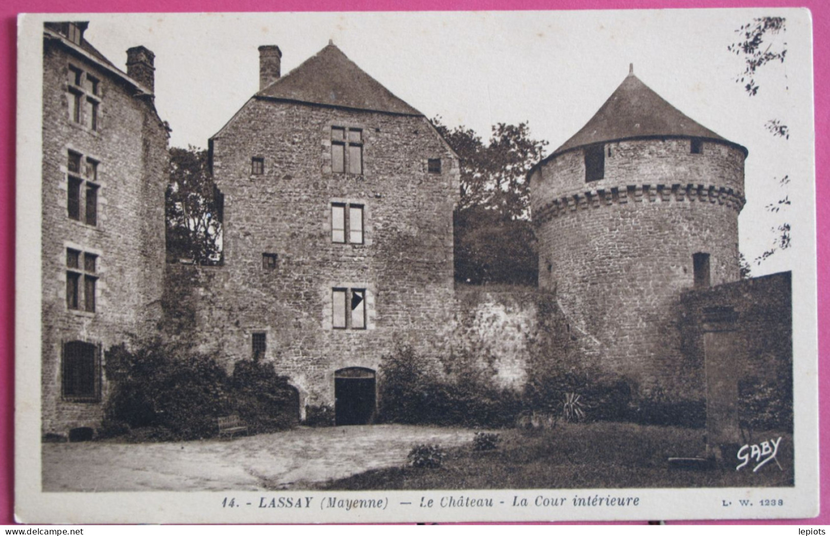 Visuel Pas Très Courant - 53 - Lassay - Le Château - Cour Intérieure - Lassay Les Chateaux