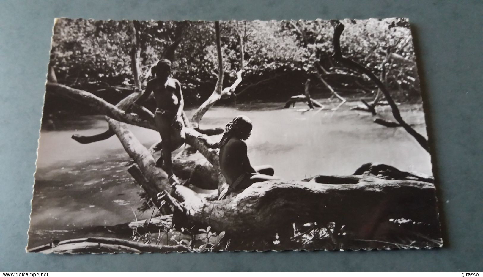 CPSM JEUNES FEMMES NOIRES SEINS NUS ARIQUE NOIRE REPOS SUR LE BORD DE LA RIVIERE ED HOA QUI 825 - Non Classificati