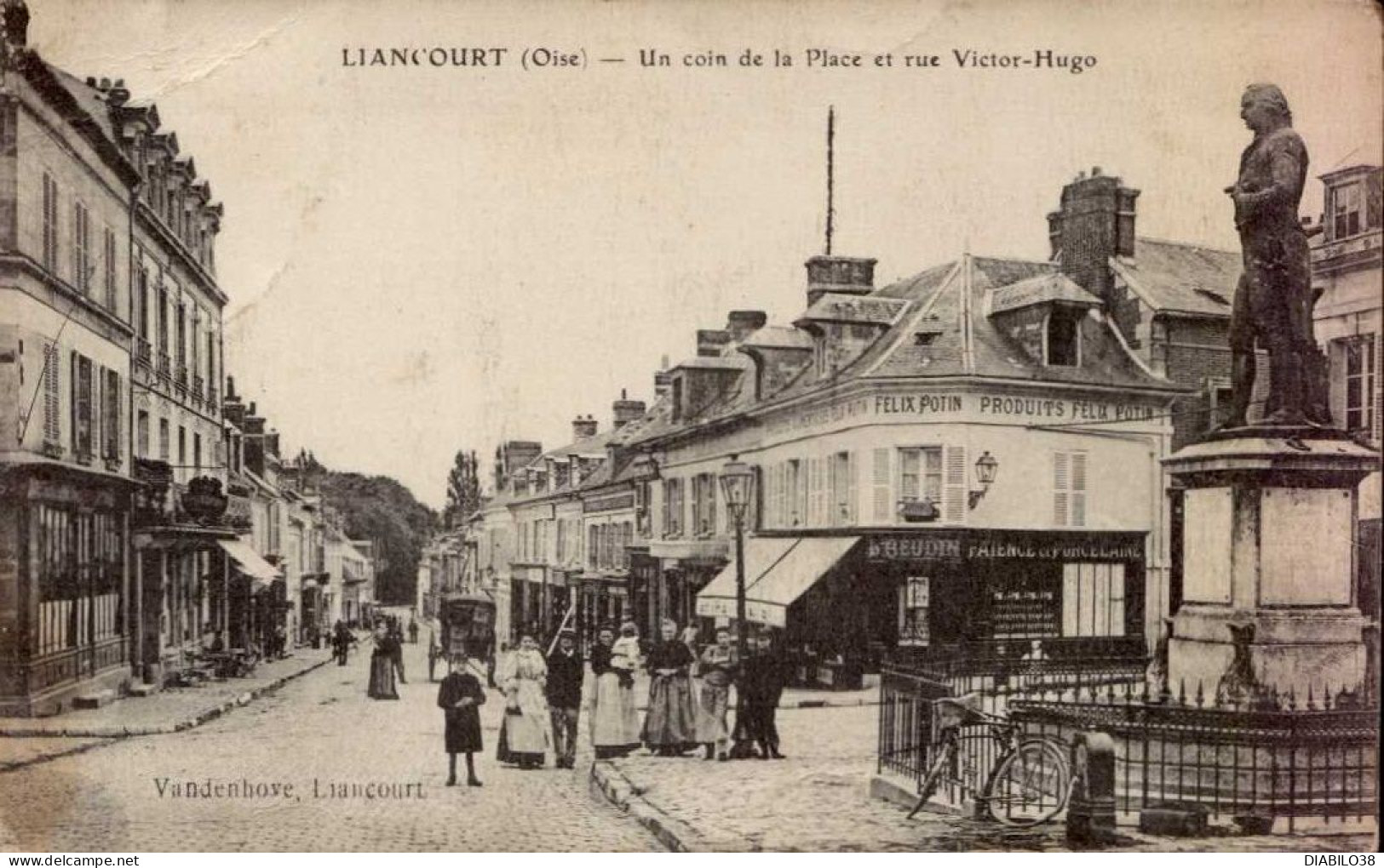 LIANCOURT  ( OISE )     UN COIN DE LA PLACE ET RUE VICTOR-HUGO   ( DISCRET PLI EN HAUT , A GAUCHE ) - Liancourt