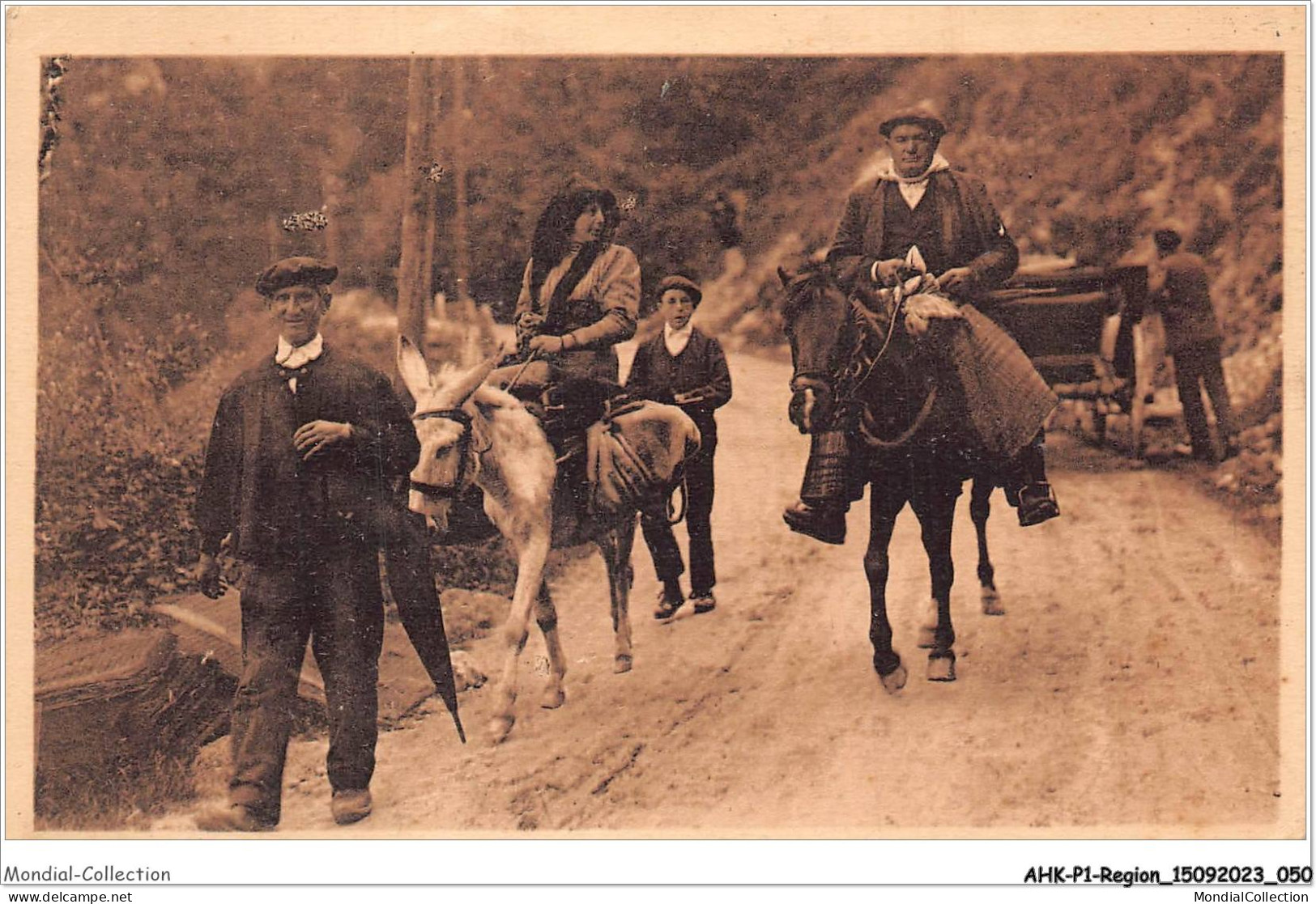 AHKP1-0026 - REGION - MIDI-PYRENEES - Types Basques - Famille Basque En Route Pour Le Marché  - Midi-Pyrénées