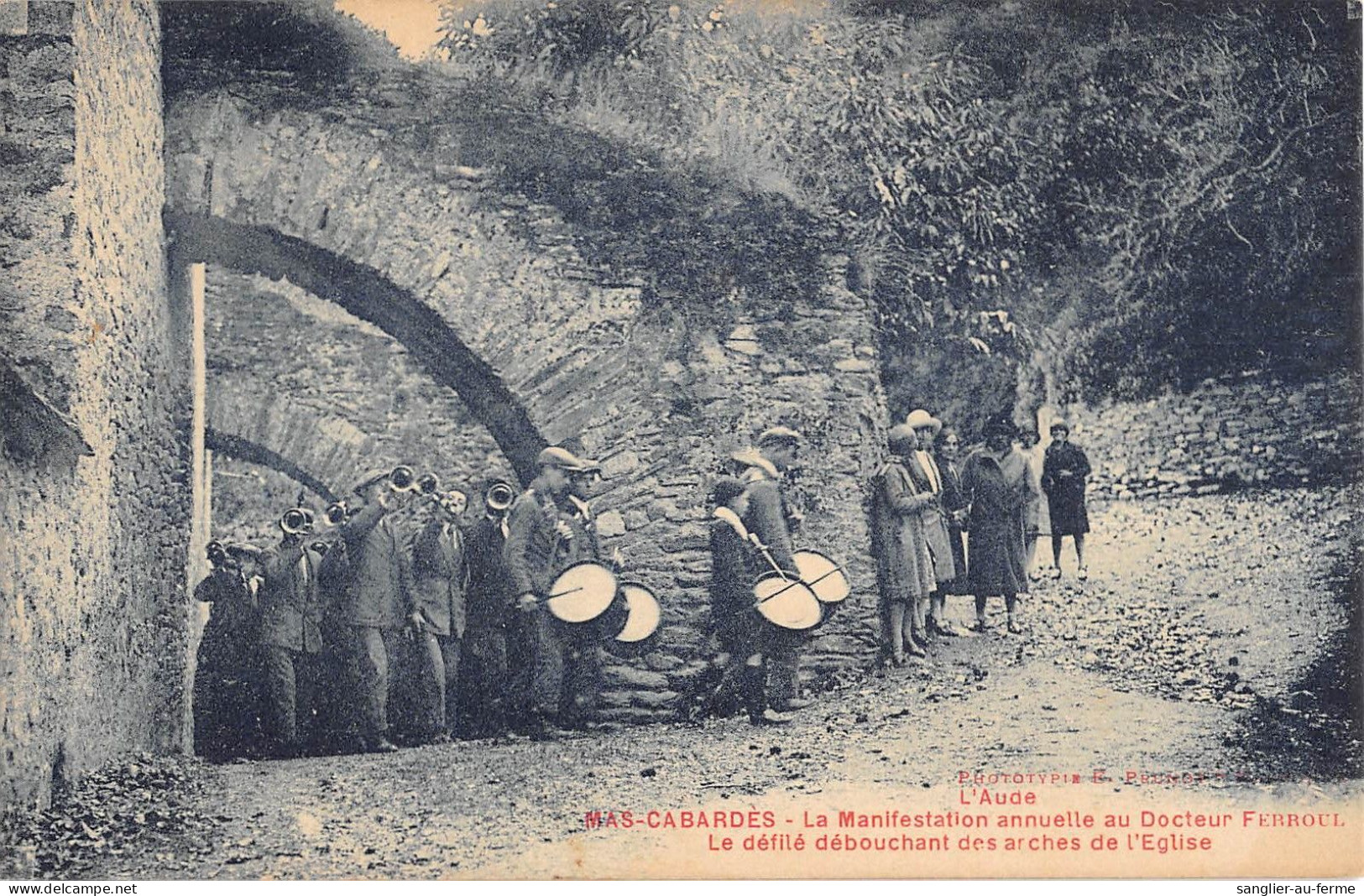 CPA 11 MAS CABARDES / LA MANIFESTATION ANNUELLE AU DOCTEUR FERROUL / LE DEFILE DEBOUCHANT DES ARCHES DE L'EGLISE - Altri & Non Classificati