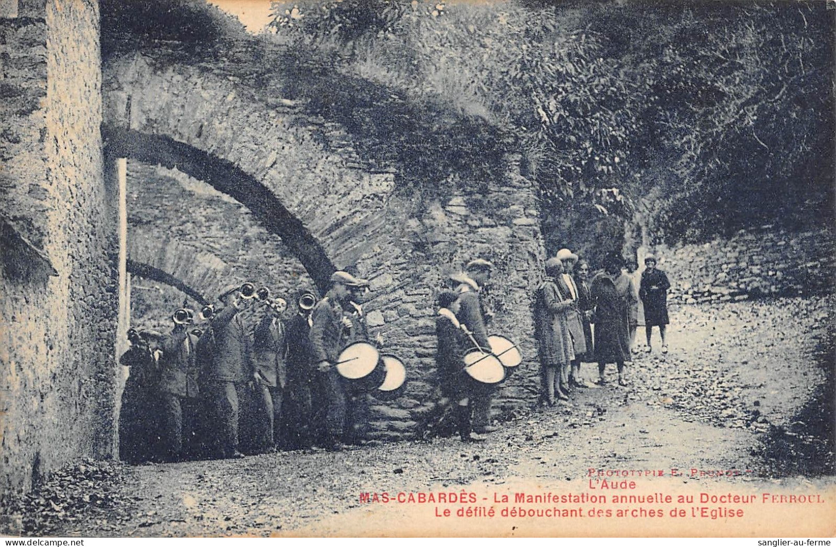 CPA 11 MAS CABARDES / LA MANIFESTATION ANNUELLE AU DOCTEUR FERROUL / LE DEFILE DEBOUCHANT DES ARCHES DE L'EGLISE - Otros & Sin Clasificación