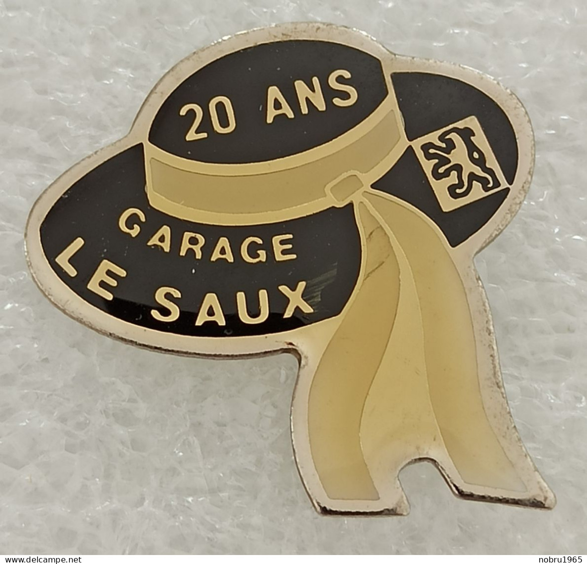 Pin's Peugeot. Garage Le Saux à Carhaix. Chapeau Breton - Peugeot