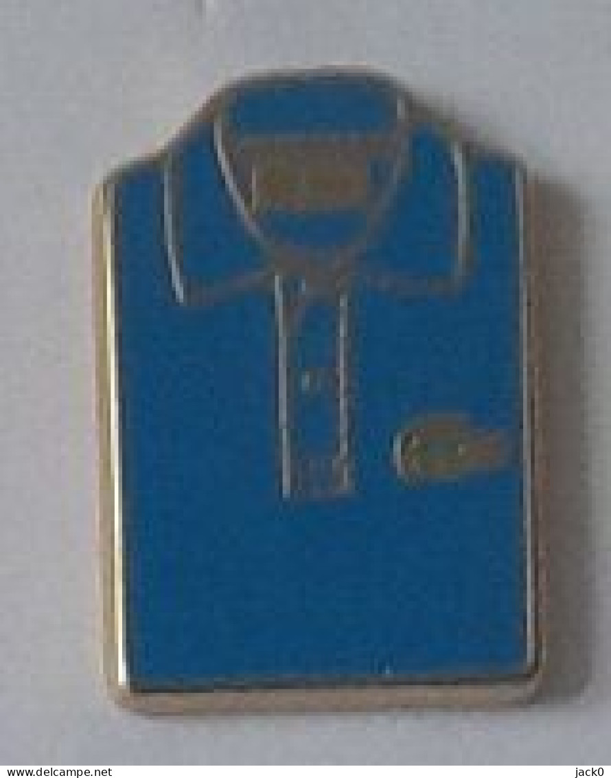 Pin's  Polo Bleu Clair Verso  OFFERT PAR LACOSTE ARTHUS, BERTRAND  PARIS - Arthus Bertrand