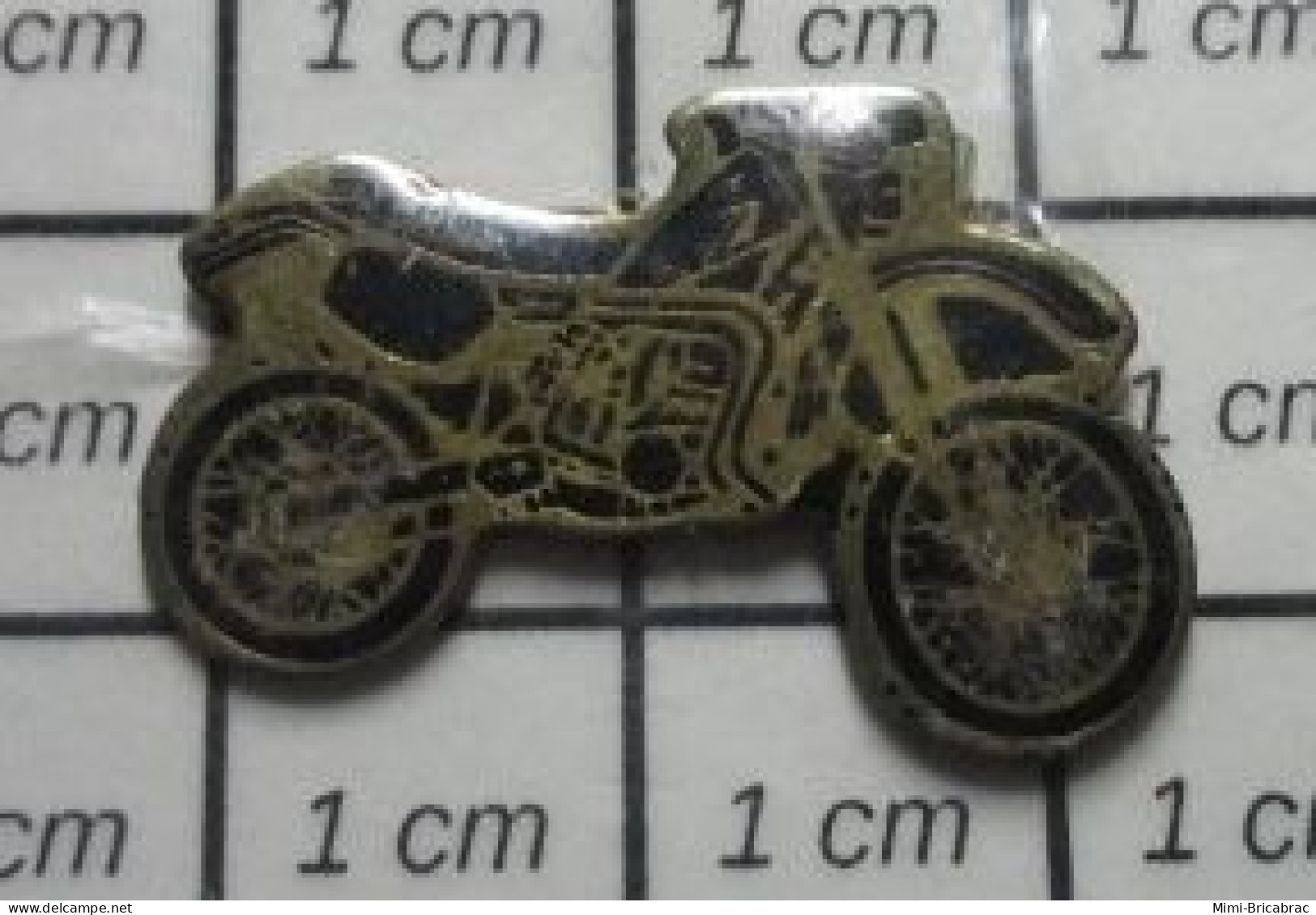 511B  Pin's Pins / Beau Et Rare / MOTOS / PETITE MOTO DE CROSS NOIRE ET DORé - Motorräder