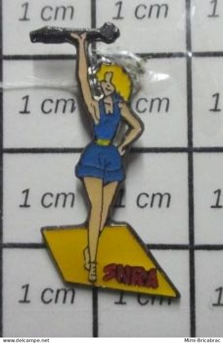 511B Pin's Pins / Beau Et Rare / PIN-UP / BLONDE DU JURA - Pin-ups