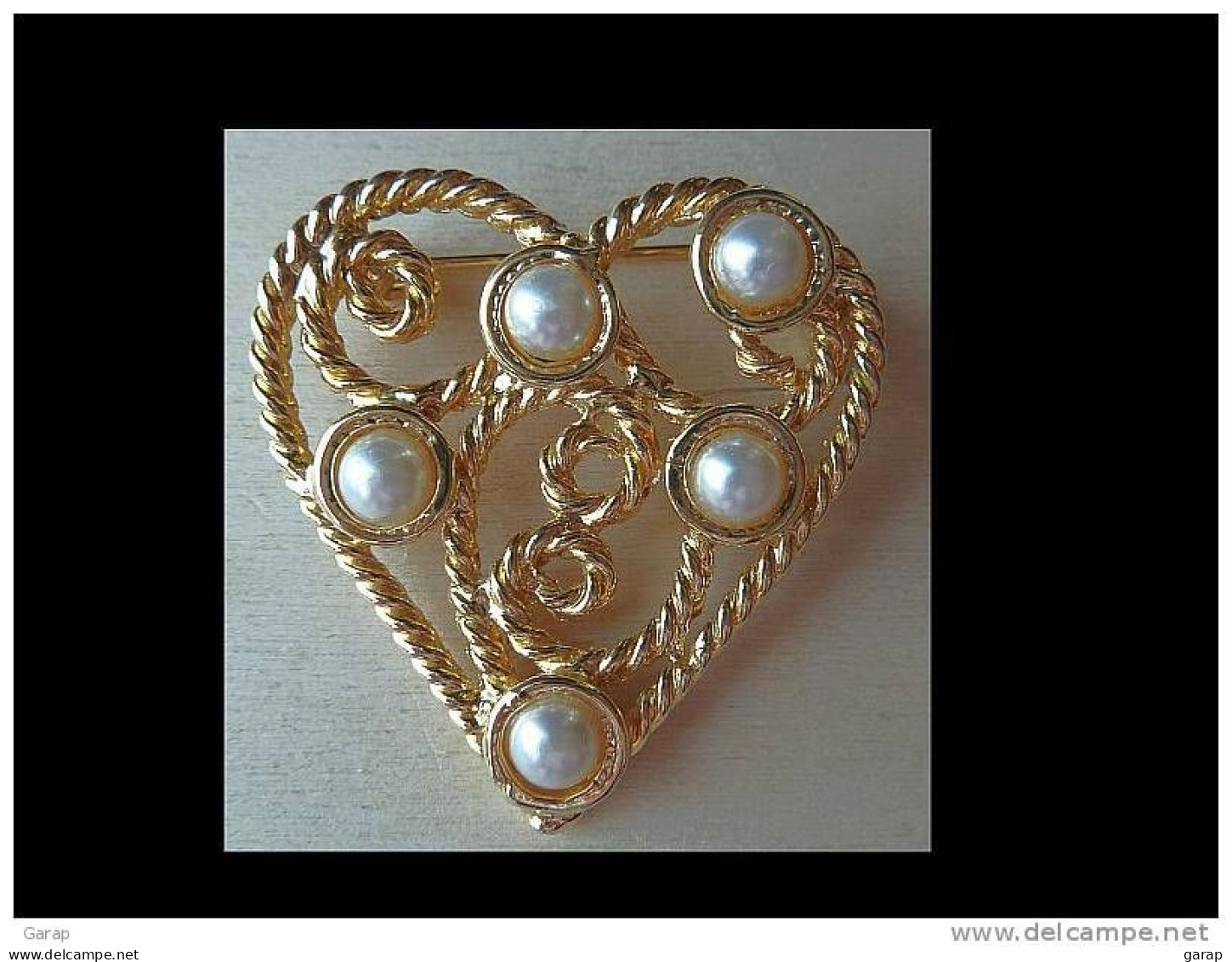 Broc-474 Broche Forme Coeur De 45mm/42mm  En Métal Doré Finement Torsadé à Décor De 5 Perles - Otros & Sin Clasificación