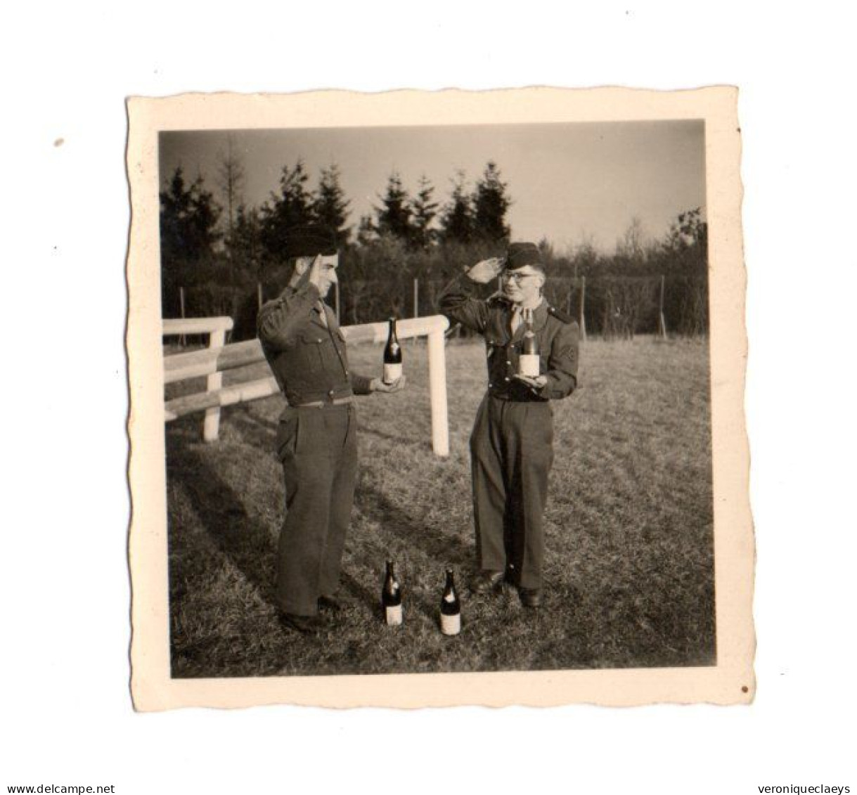 Photo Ancienne Militaires Se Saluant Avec Des Bouteilles De Vin C1/5 - 1939-45