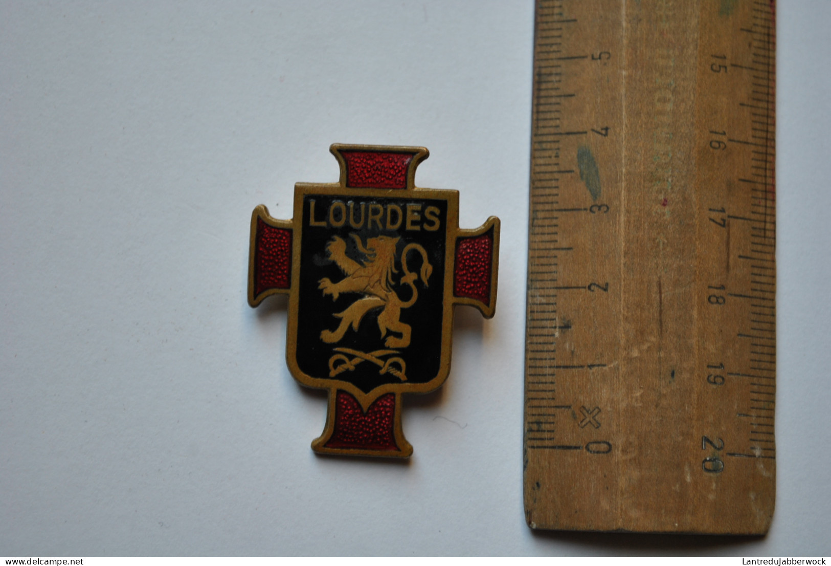 Insigne Religieux émaillé Lion Lourdes Signé Paul De Greef Bruxelles Militaire Médaille Décoration écusson Armée - Altri & Non Classificati