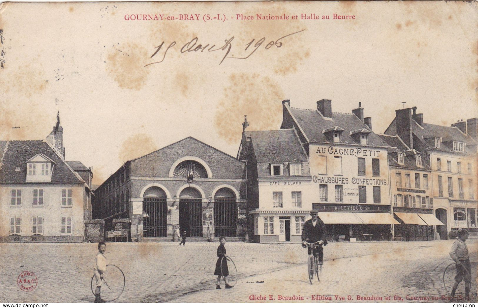 76. GOURNAY EN BRAY. CPA .PLACE NATIONALE ET HALLE AU BEURRE. ANIMATION. ENFANTS ET CERCEAUX. CYCLISTE. ANNEE .1906. - Gournay-en-Bray