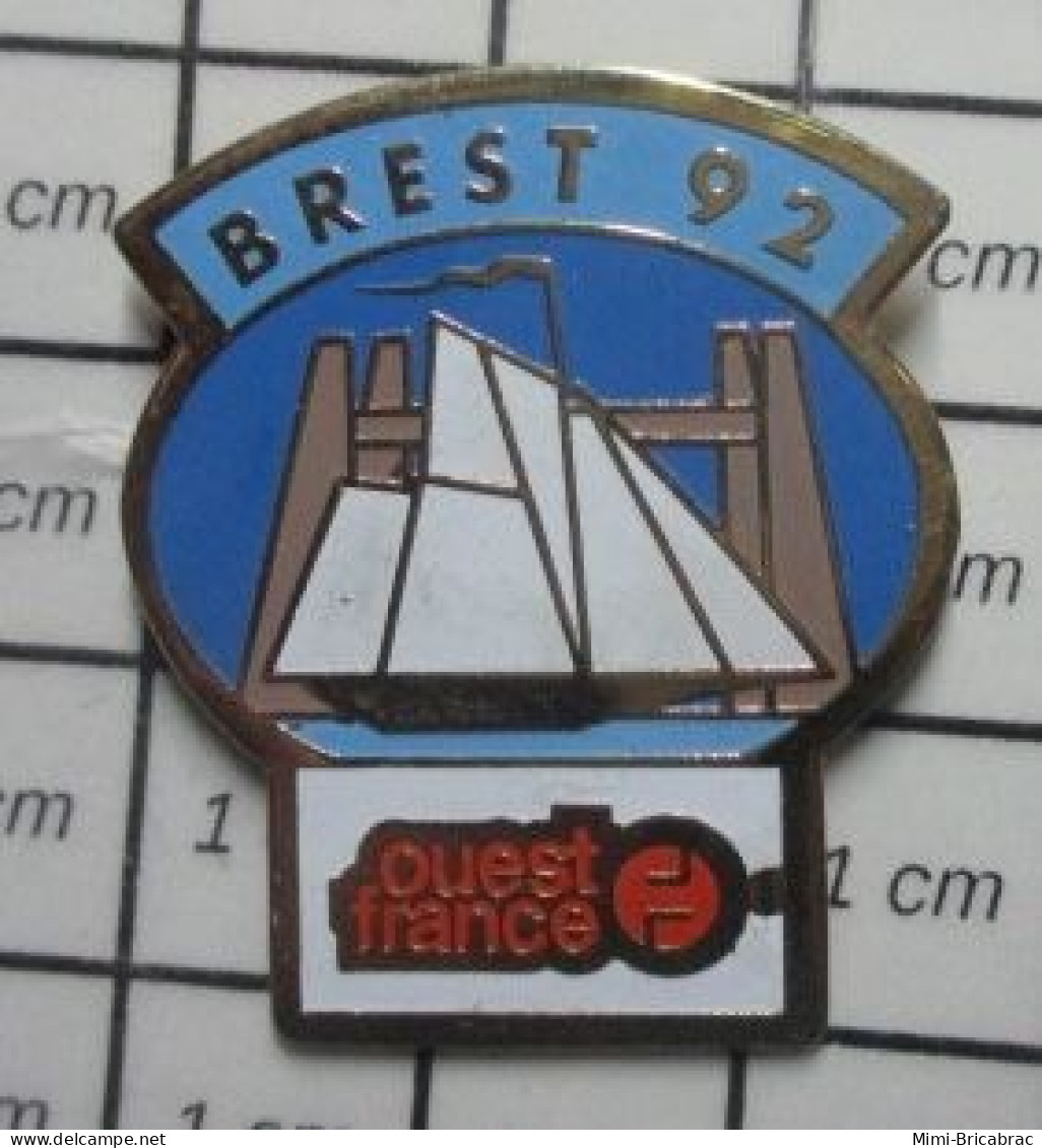 511B Pins Pin's / Rare & Belle Qualité BATEAUX / VOILIER BREST 92 JOURNAL OUEST FRANCE - Boten