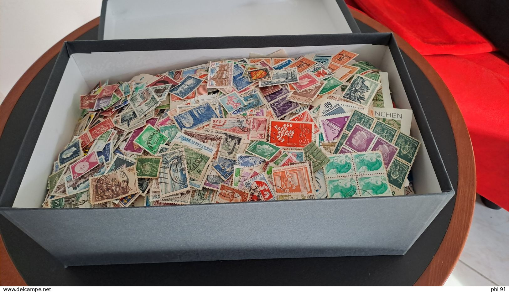 GROS VRAC DE TIMBRES EUROPE  FRANCE  MONDE DANS UNE BOITE  2.2KG - Vrac (min 1000 Timbres)