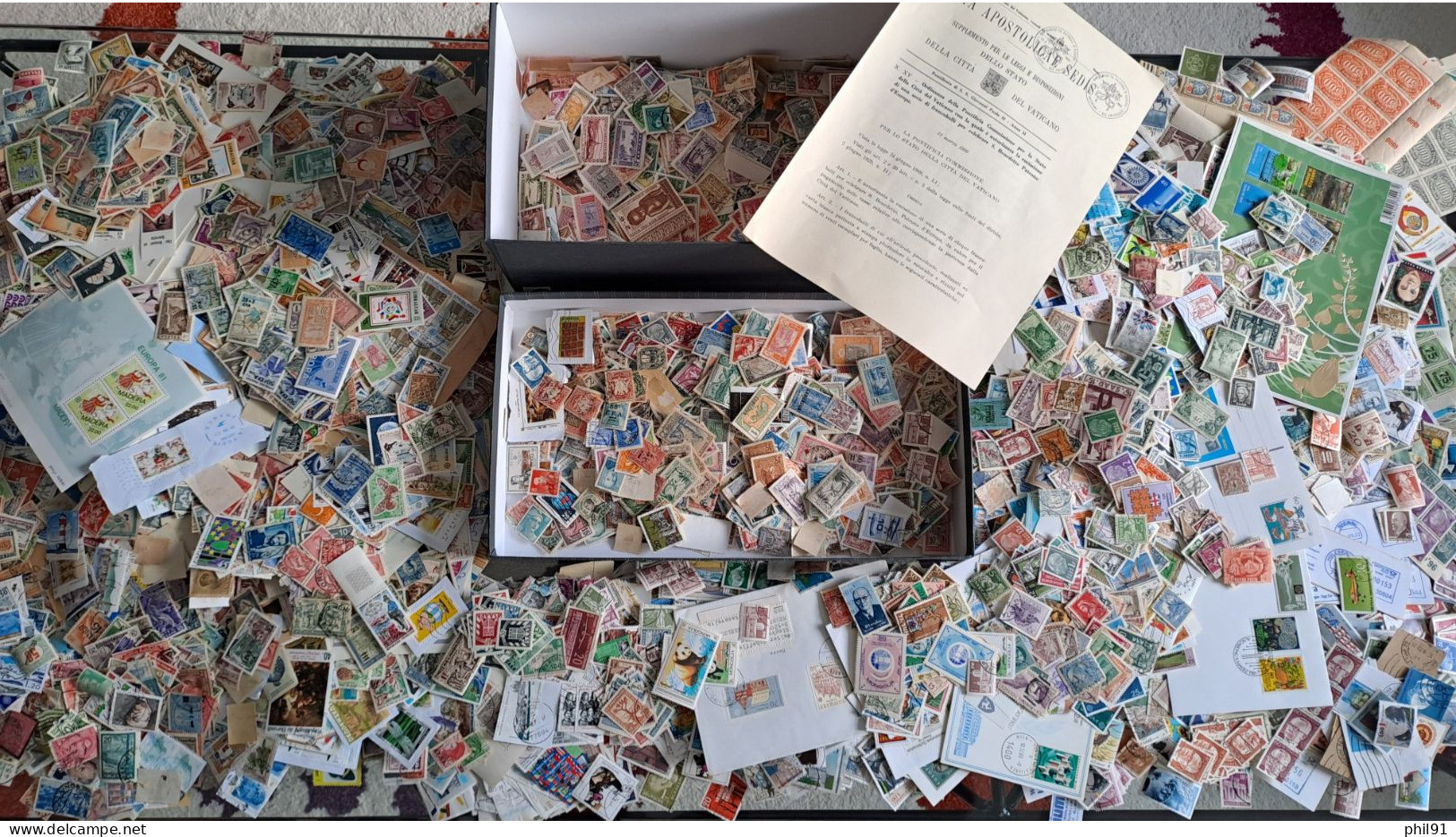 GROS VRAC DE TIMBRES EUROPE  FRANCE  MONDE DANS UNE BOITE  2.2KG - Lots & Kiloware (mixtures) - Min. 1000 Stamps