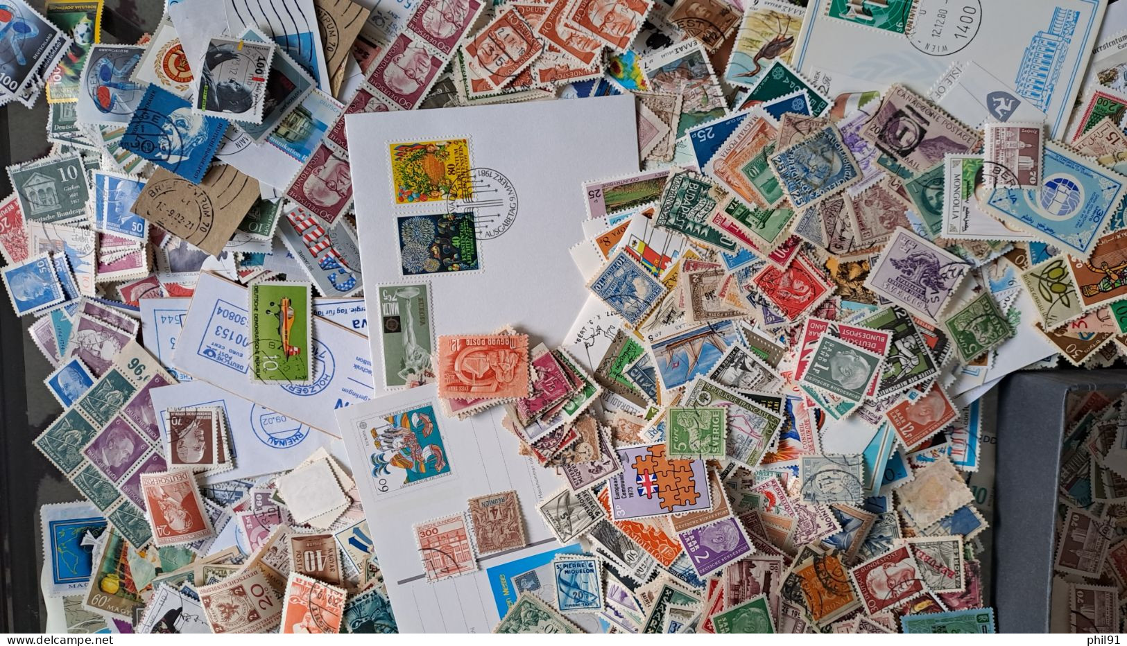 GROS VRAC DE TIMBRES EUROPE  FRANCE  MONDE DANS UNE BOITE  2.2KG - Kilowaar (min. 1000 Zegels)