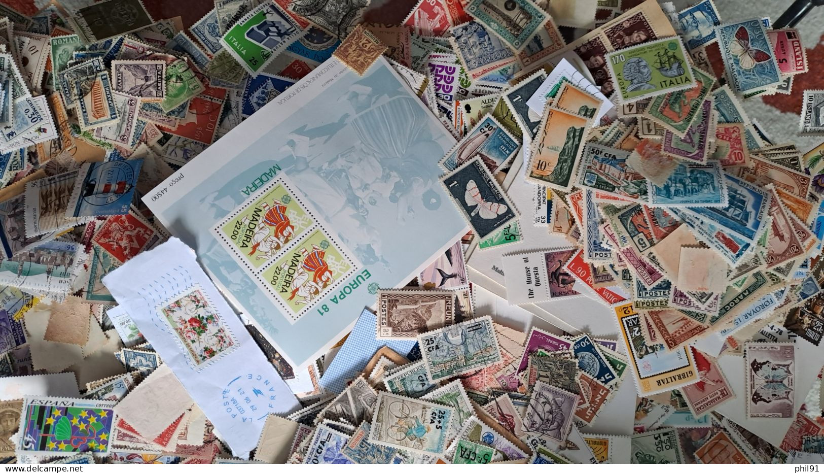 GROS VRAC DE TIMBRES EUROPE  FRANCE  MONDE DANS UNE BOITE  2.2KG