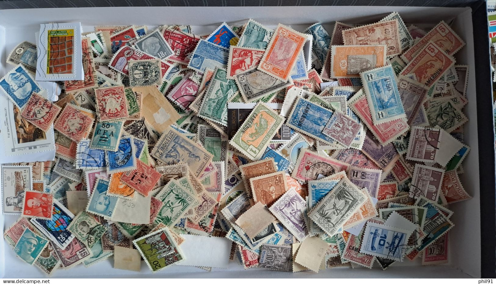 GROS VRAC DE TIMBRES EUROPE  FRANCE  MONDE DANS UNE BOITE  2.2KG