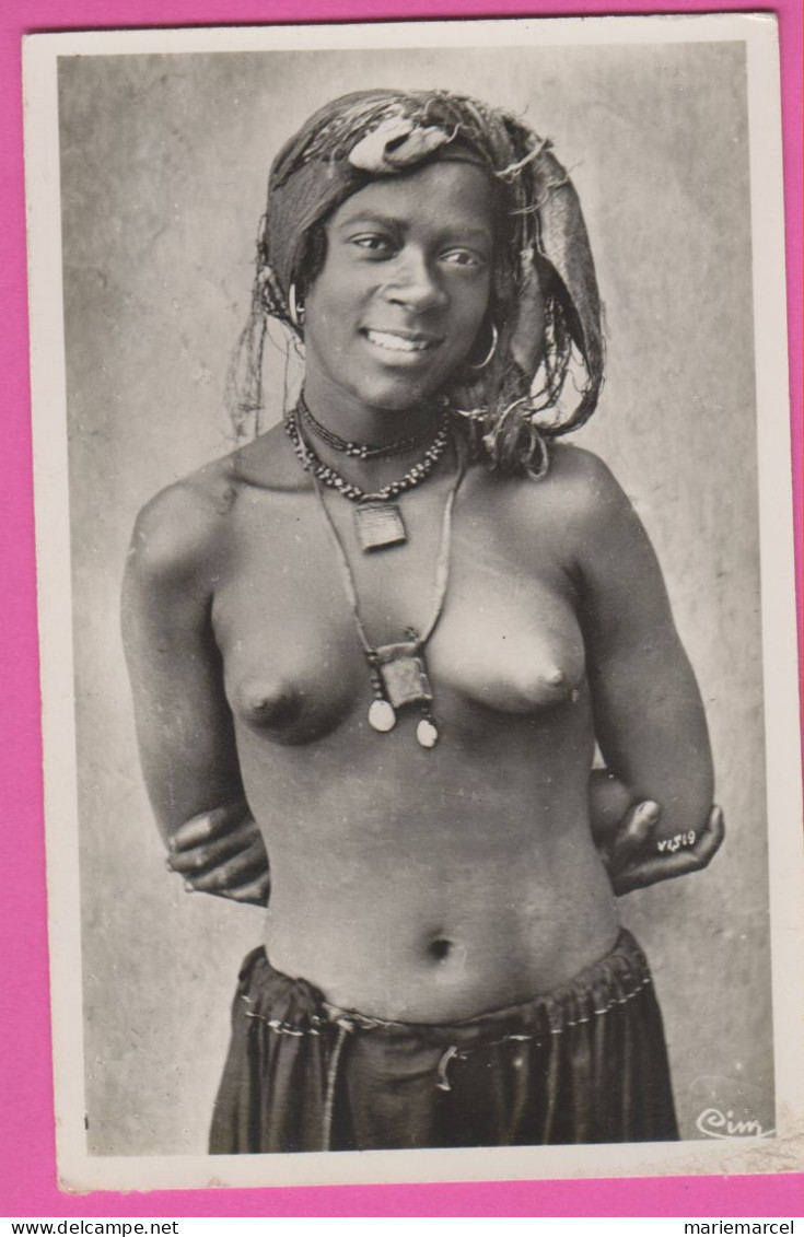 L'AFRIQUE DU NORD - TYPE DE FEMME - COLLECTION ARTISTIQUE "L'AFRIQUE" -Femme Seins Nus-CPM Petit Format En Noir Et Blanc - Non Classificati