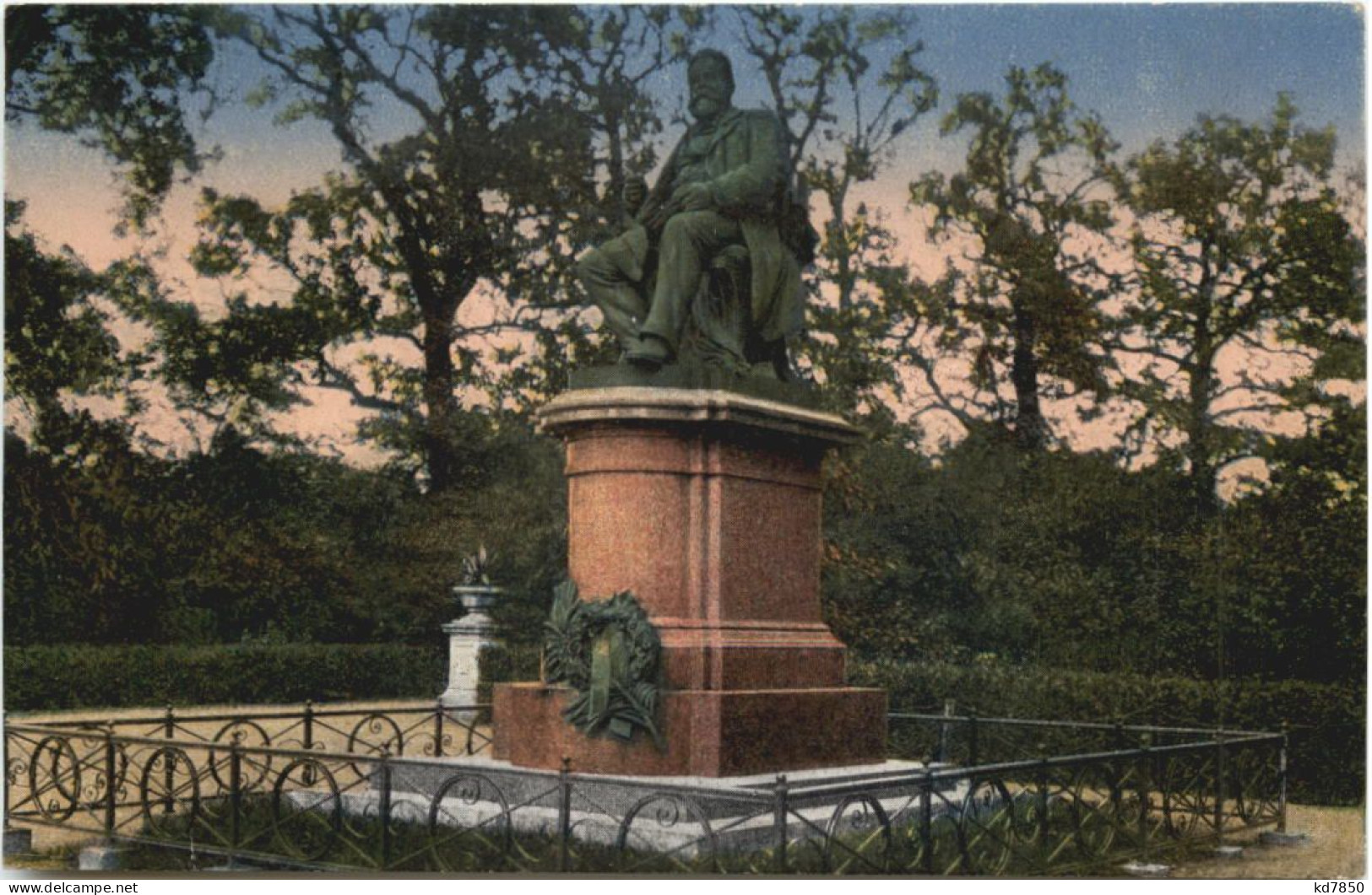 Neubrandenburg - Fritz Reuter Denkmal - Neubrandenburg