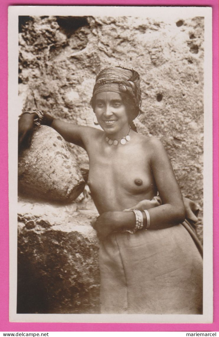 TYPE CHOISI DE L'AFRIQUE DU NORD - Femme Seins Nus - CPM Glacée Petit Format En Noir Et Blanc - Carte Photo - Unclassified