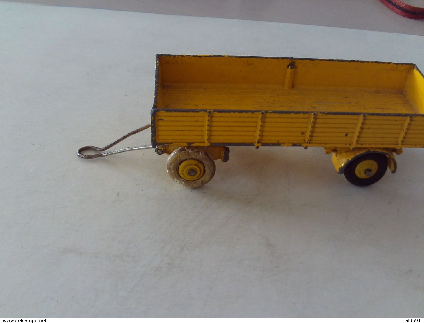 (Modèle réduit - Dinky Toys)  -  1 REMORQUE jaune et son système de remorque (1 pneu mauvais état et 1 manquant)