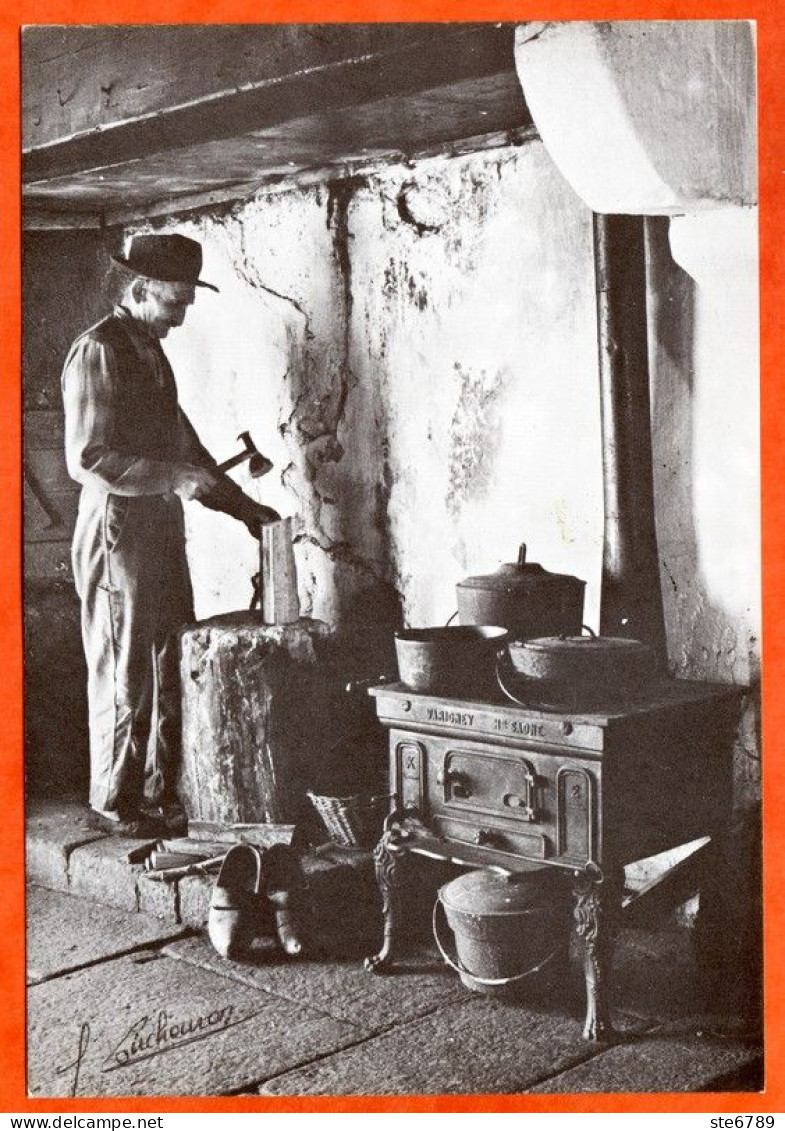 N° 1 1978 Intérieur De Ferme Homme Casse Bois Fourneau 88 Vosges Vieux Métiers Aymard Exposition Photo Sapois Vagney - Bauern