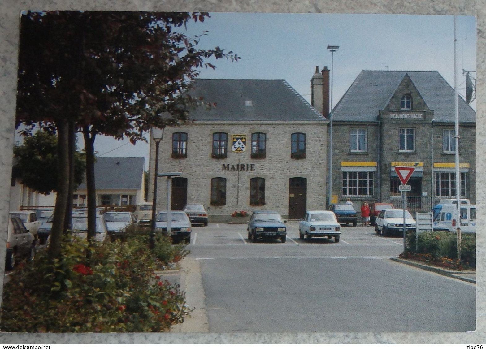 50 Manche CPM  Beaumont Hague La Mairie Et La Poste Voitures Peugeot Renault - Beaumont