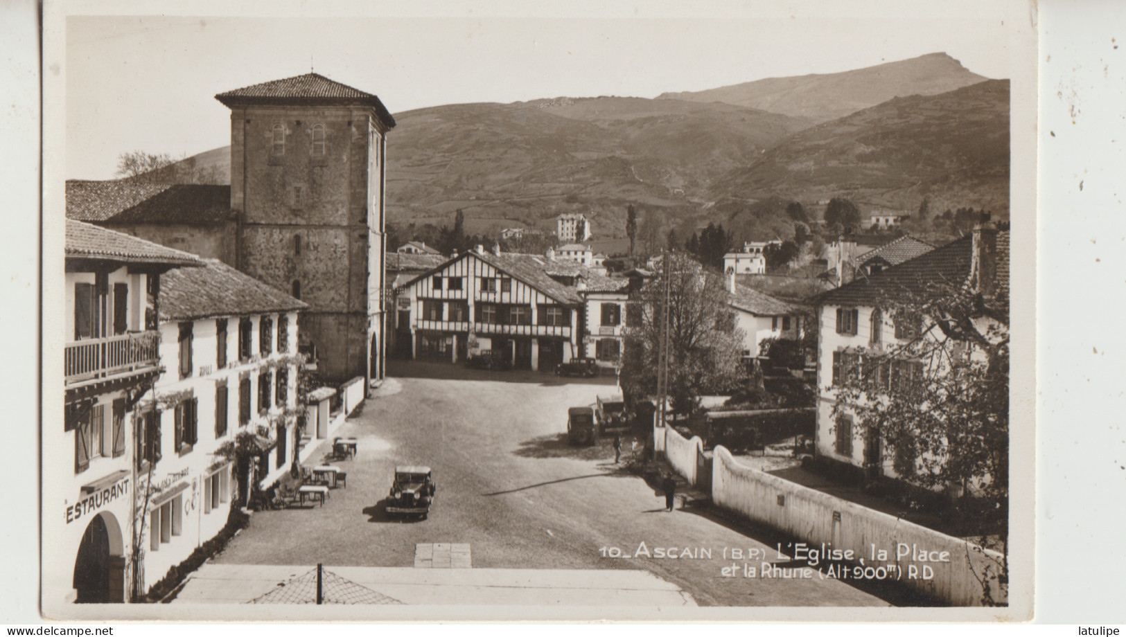 Ascain 64 Carte Non Circulée L'Eglise  La Place Et La Rhune 900m Et Rue Animée Voitures Et Restaurant - Ascain