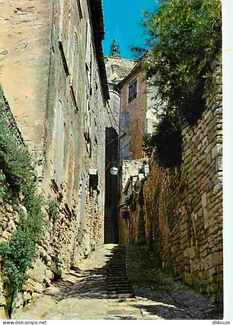 84 - Gordes - Une Vieille Rue - Au Fond L'Eglise - CPM - Voir Scans Recto-Verso - Gordes