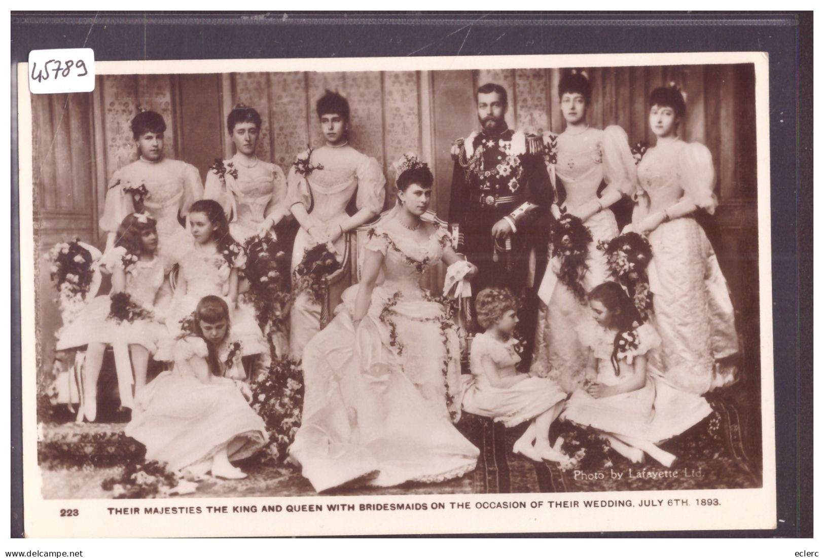 GRANDE BRETAGNE - THEIR MAJESTY THE KING AND QUEEN WITH BRIDESMAIDS - TB - Familles Royales