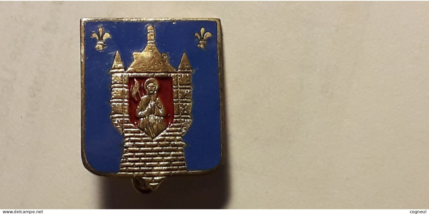 Broche - Saint Avec Un étendard - Broches