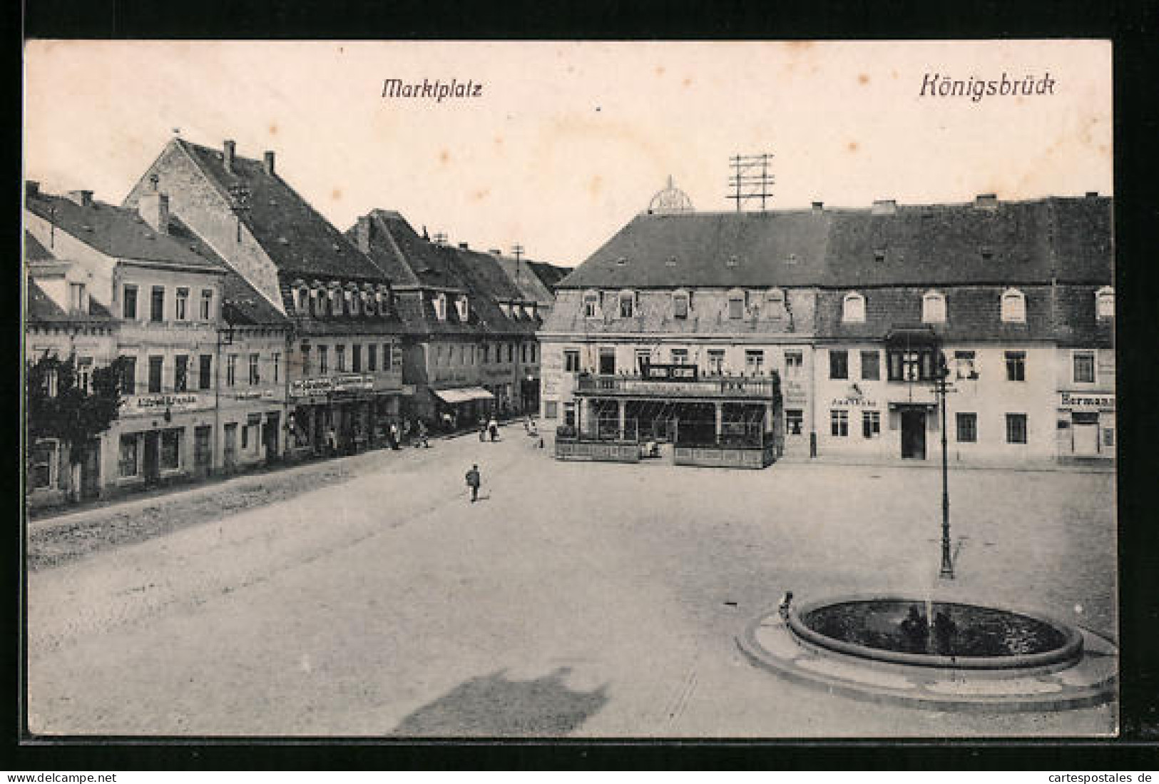 AK Königsbrück, Brunnen Auf Dem Marktplatz, Geschäftsstrasse  - Koenigsbrueck