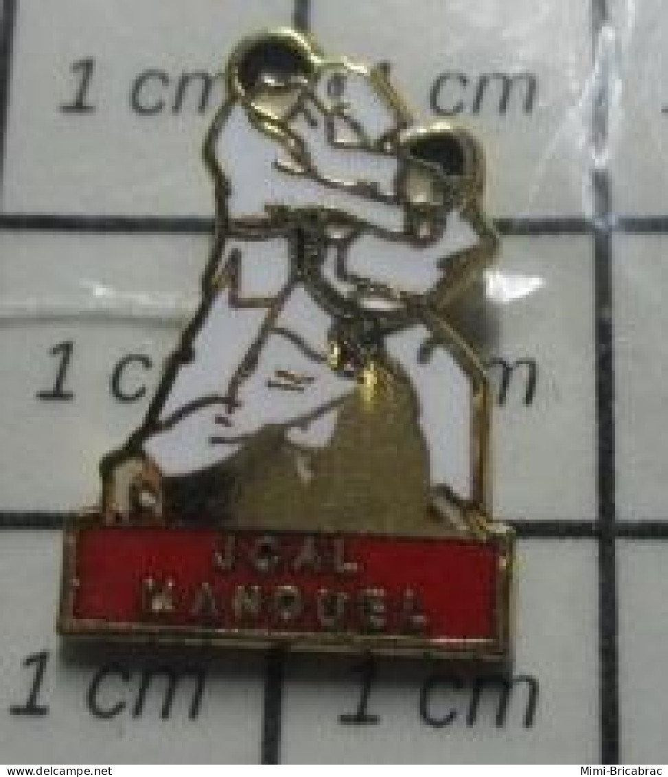 1616B Pin's Pins / Beau Et Rare / SPORTS / JUDO CLUB JCAL MANQUEL Ne Pas Oublier Le Dernier E SVP ! - Judo